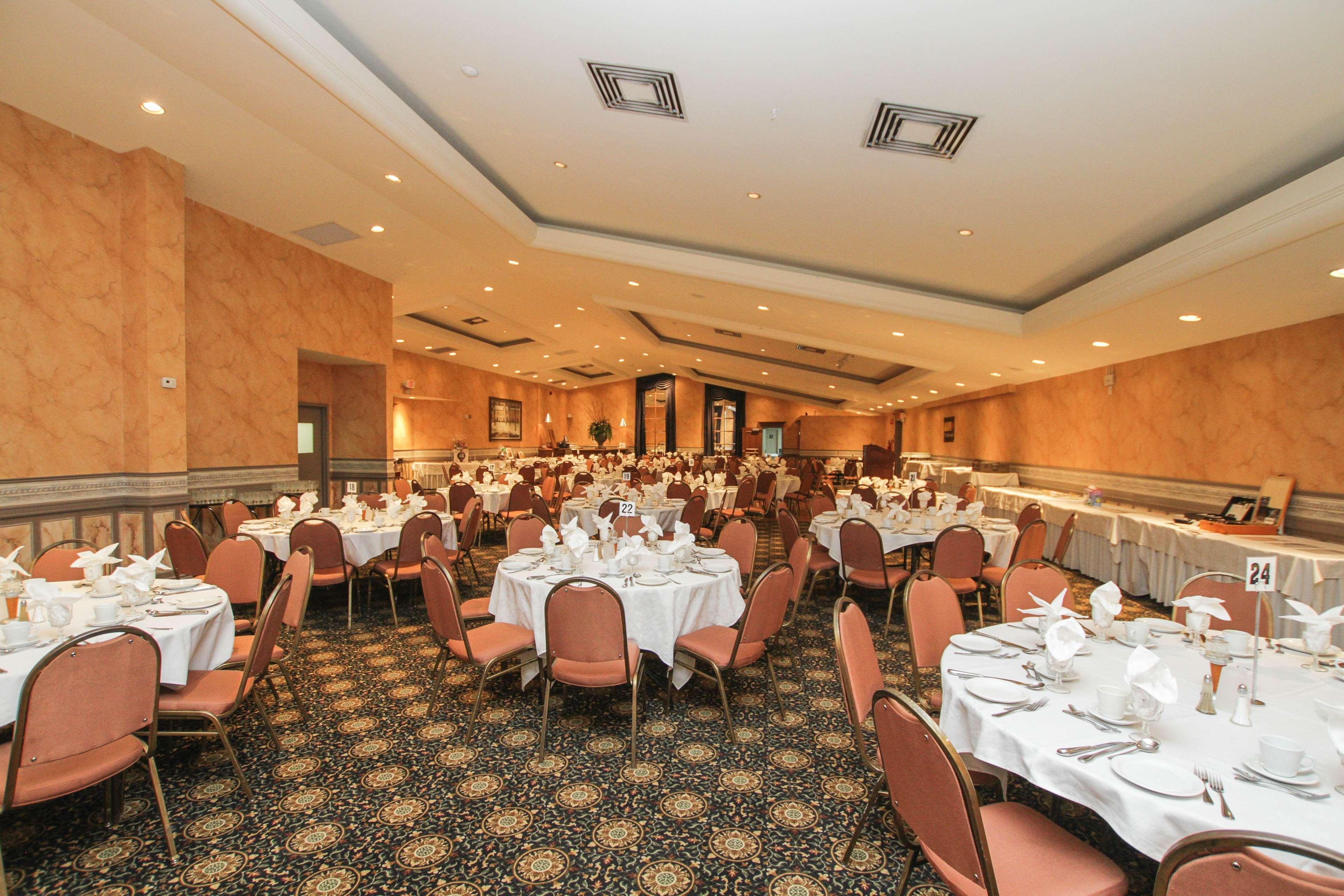Best Western Parkway Inn & Conference Centre Cornwall Extérieur photo
