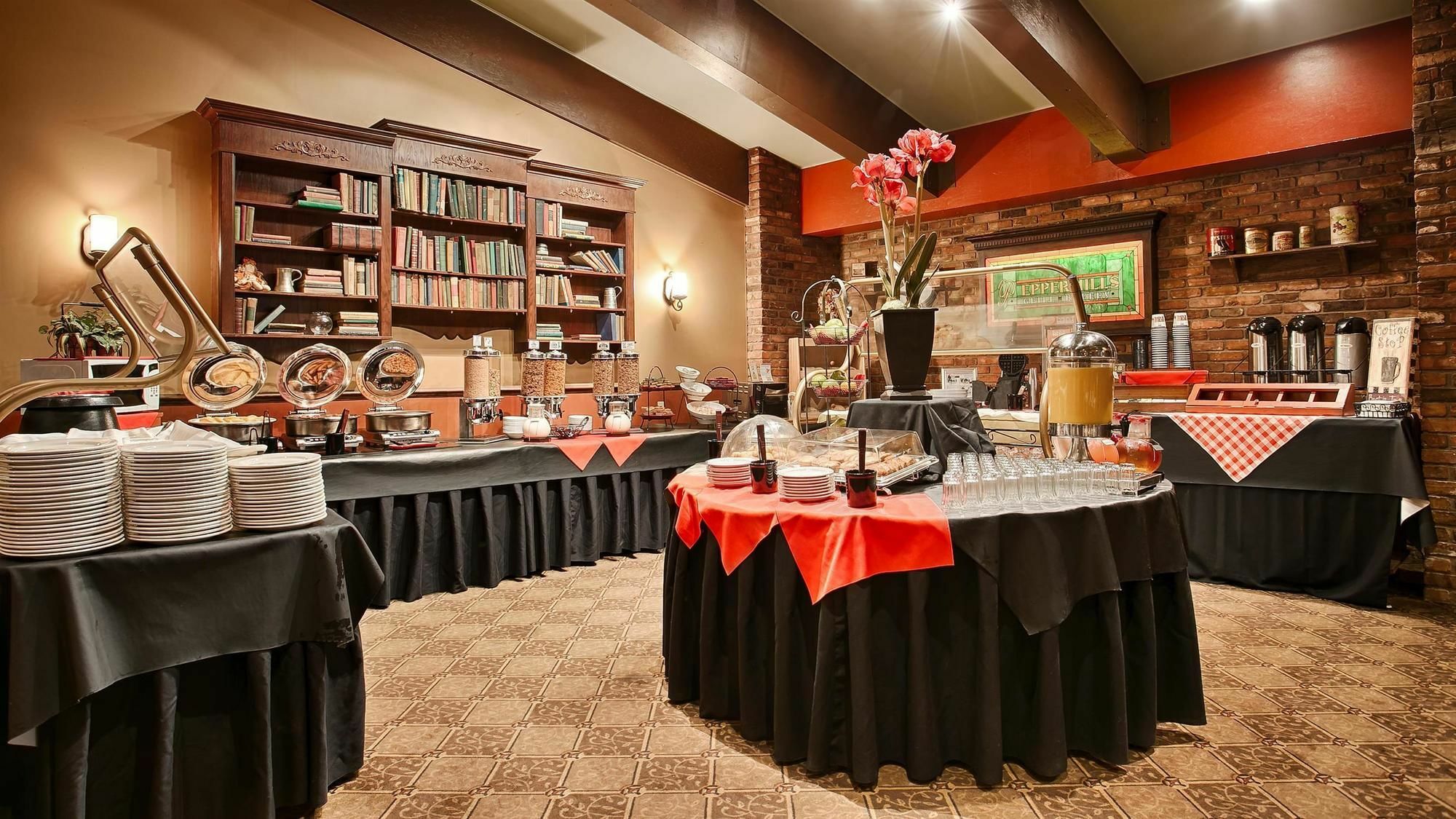 Best Western Parkway Inn & Conference Centre Cornwall Extérieur photo